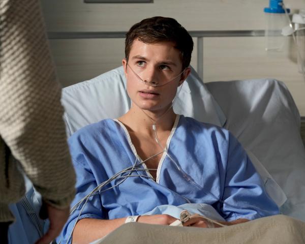 Bild 1 von 3: Nachdem Nolans Sohn Henry (Zayne Emory) zusammengebrochen ist, wird er im städtischen Krankenhaus behandelt. Wegen seiner Erkrankung muss er eine schwere Entscheidung treffen, doch ihm läuft die Zeit davon.