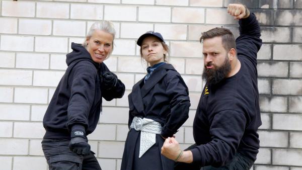 Bild 1 von 1: Stuntdouble Anni und Bob zeigen Marina, wie sie sich in Actionfilmen prügeln, ohne sich zu verletzen.