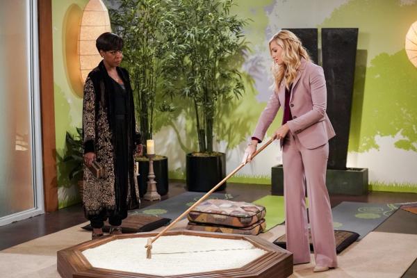 Bild 1 von 18: Tina Butler (Tichina Arnold, l.); Gemma Johnson (Beth Behrs, r.)