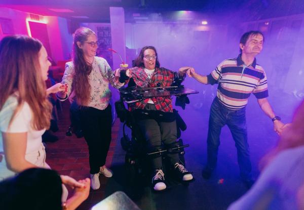 Bild 1 von 2: Tanz und Party in der inklusiven Disco \