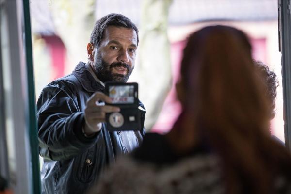 Bild 1 von 5: Adam Karadec (Mehdi Nebbou, l.)