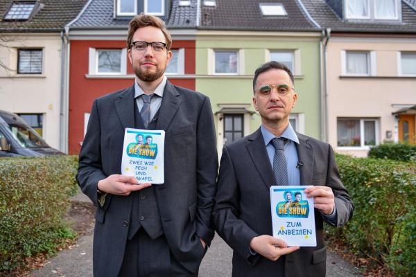 Bild 1 von 11: Bastian Bielendorfer (l.); Özcan Cosar (r.)