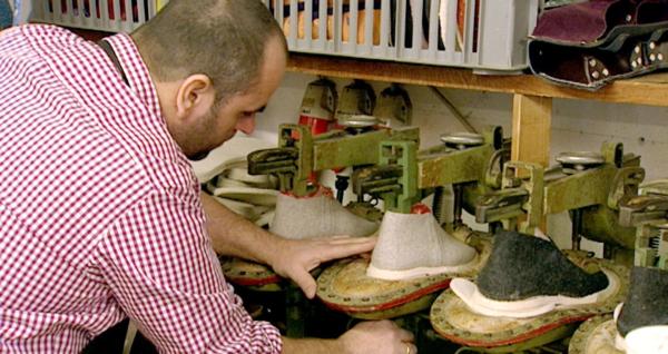 Bild 1 von 3: Gipfel, weit über 3.000 Meter hoch. Strahlend weiße Hänge. Alpine Natur. Und mittendrin eine Bevölkerung, die über Jahrhunderte gelernt hat, mit und von den Bergen zu leben. So präsentiert sich das Tiroler Zillertal in den österreichischen Alpen. Schnee ist hier der Dreh- und Angelpunkt für alles Leben. Er prägt den Lauf der Natur genauso wie den Alltag der Menschen. Im Bild: Dogglschuh-Werkstatt.