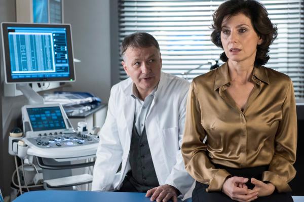 Bild 1 von 10: Dr. Roland Heilmann (Thomas Rühmann, l.); Prof. Karin Patzelt (Marijam Agischewa, r.)