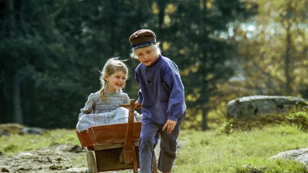 Bild 1 von 9: Im Bild: Lena Wisborg (Ida), Jan Ohlsson (Michel).