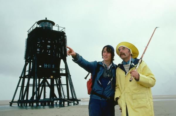 Bild 1 von 2: Ein Naturschützer (Cornelius Hemmer, l.) führt Peter (Peter Lustig, r.) zu seinem Boot zurück und zeigt ihm das Leben in dem nur scheinbar toten Wattenmeer.