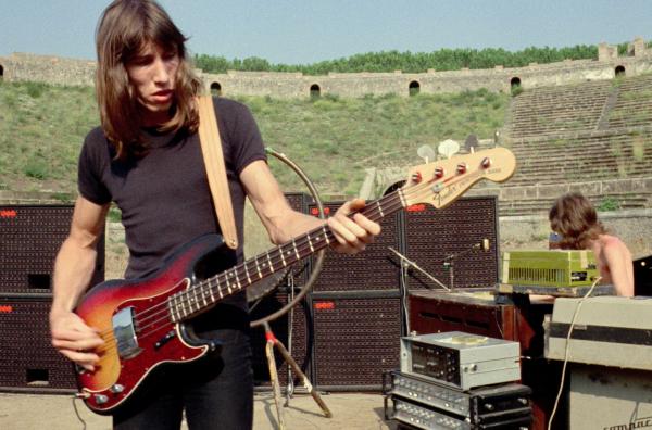 Bild 1 von 2: Sänger und Bassist Roger Waters (li.) in Pompeji: In den Ruinen des antiken römischen Amphitheaters spielte die Band Pink Floyd im Oktober 1971 ein Konzert ohne Publikum.