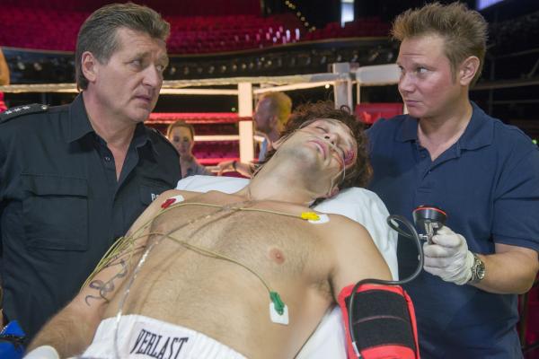 Bild 1 von 11: Haase (Fabian Harloff, r.) kümmert sich um Drew Sarich (Drew Sarich, M.). Der Hauptdarsteller des \