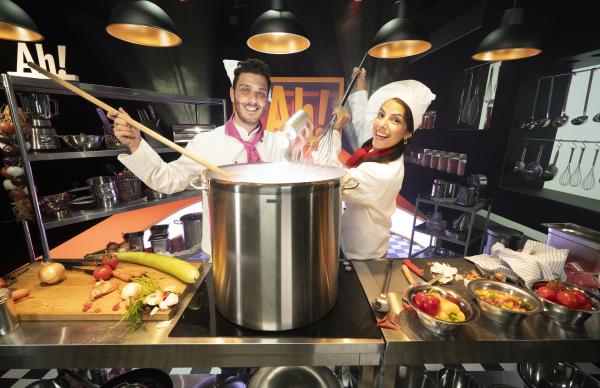 Bild 1 von 1: Tarkan und Clarissa beschäftigen sich dieses Mal mit dem Thema: In der Kantine.