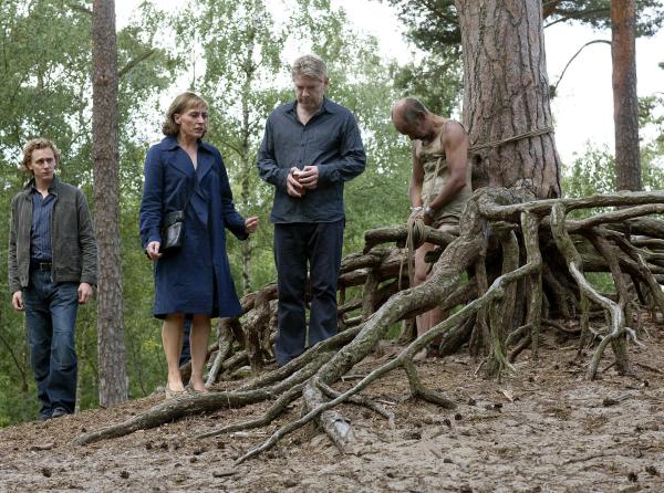 Bild 1 von 8: Kommissar Wallander (Kenneth Branagh, 2. von rechts) und sein Kollege Martinsson (Tom Hiddelston, links) bitten Vanja (Saskia Reeves), ihren ermordeten Vater Bo Runfeldt (Edward Hughes) zu identifizieren.