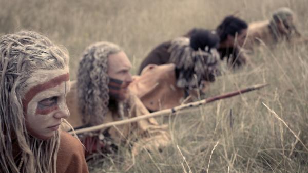 Bild 1 von 4: Jama (Marlena Selikovsky, l.) und ihre Gruppe auf der Jagd.