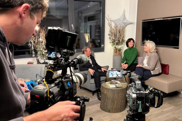 Bild 1 von 9: Im Bild: Kameramann Christian Finding mit den drei noch lebenden Chorleitern des Grenzlandchors. Franz Mörtl, Petra Schnabl-Kuglitsch und Hedi Preissegger