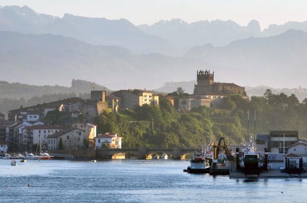 Bild 1 von 4: San Vicente de la Barquera zwischen Atlantik und den Picos de Europa. Die Stimmung in der keltisch geprägten Region Nordspaniens erinnert mit ihrem Klima und ihren Bräuchen eher an Irland als an Südeuropa.