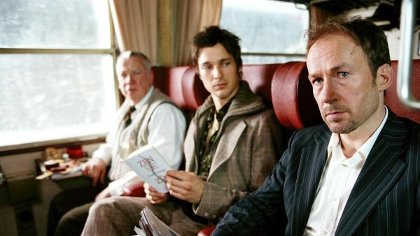 Bild 1 von 2: Im Bild: Mit Carl (Ulrich Noethen, re.) reisen auch Franz (Peter Lerchbaumer, li.) und Fritz (Florian David Fitz).