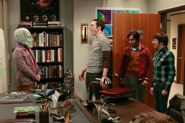 Bild 1 von 24: Es ist Halloween: Howard (Simon Helberg, r.), Raj (Kunal Nayyar, 2.v.r.) und Leonard (Johnny Galecki, l.) spielen Sheldon (Jim Parsons, 2.v.l.) einen Streich, bei dem er nicht nur in Ohnmacht fällt, sondern sich auch in die Hose macht. Doch Rache ist süß ...