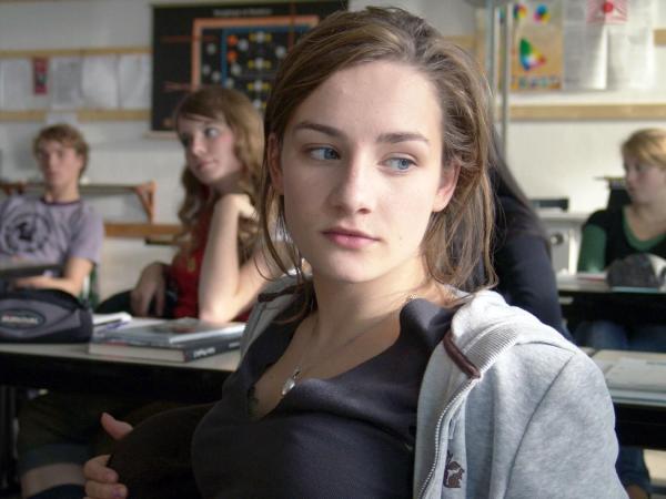 Bild 1 von 11: Jessy (Karoline Teska, vorne) ist alles andere als begeistert, als ihr Physiklehrer ihr aufträgt, ausgerechnet dem Mädchenschwarm Sascha (Max Woelky, l.) Nachhilfe zu geben ...
