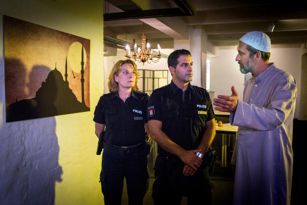 Bild 1 von 8: Claudia (Janette Rauch, l.) und Tarik (Serhat Cokgezen, M.) befragen Jassir Molsen (Matthias Matz, r.). Der Konvertit streitet ab, von Mustafas Plänen, sich einer Terrorgruppe anzuschließen, etwas zu wissen.