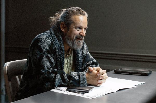 Bild 1 von 2: Kommissar Lebeau (Robin Aubert) rätselt über den Tod von Madame Casares. Noch tappt er im Dunkeln.