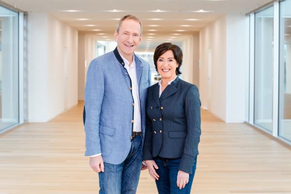 Bild 1 von 2: Zum Nockherberg-Stammtisch laden Ursula Heller und Tilmann Schöberl wieder direkt im Anschluss an das traditionelle Politiker-Derblecken ein. Mit Gästen aus dem Festsaal sprechen sie live und vor Ort über den Auftritt von Maximilian Schafroth als Fastenredner und lassen die Höhepunkte des Singspiels von Stefan Betz und Richard Oehmann noch einmal gemeinsam Revue passieren.