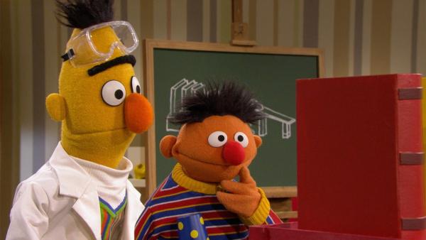 Bild 1 von 4: Ernie (r.) und Bert (l.) zeigen eine Kettenreaktion.
