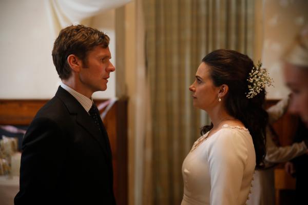 Bild 1 von 4: Inspektor Morse (Shaun Evans) sucht das Gespräch zu Joan Thursday (Sara Vickers) auf ihrer Hochzeit. Er gratuliert ihr zur Hochzeit, aber insgeheim liegt ihm schon seit langer Zeit etwas auf dem Herzen.
