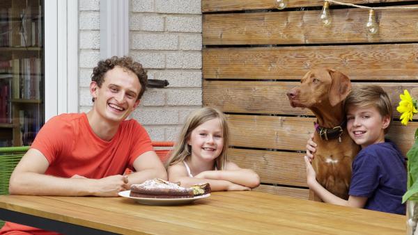 Bild 1 von 5: Julian ist zu Besuch bei Nele und Tom, sie sind beide gegen Nüsse allergisch und trainieren ihren Hund Jack, dass er für sie Nüsse erschnüffeln kann.
