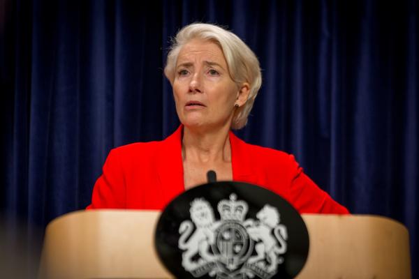Bild 1 von 3: Vivienne Rook (Emma Thompson) nimmt immer größeren Einfluss auf die Bevölkerung.