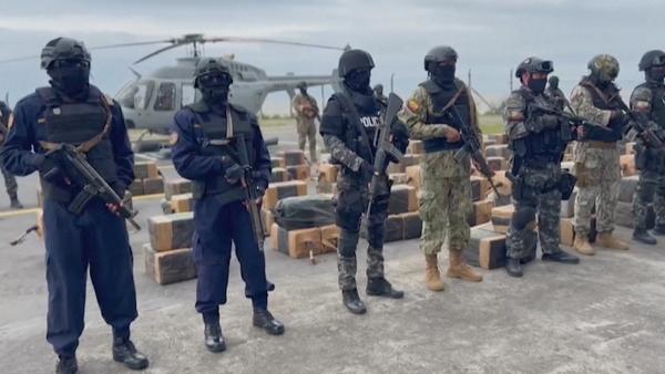 Bild 1 von 6: Über den Hafen von Guayaquil verschiffen Drogenkartelle Kokain nach Übersee - meist versteckt in Bananenkartons.