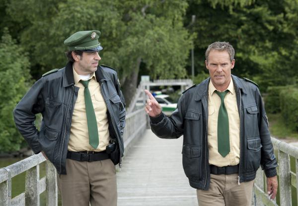 Bild 1 von 11: Eine junge Frau ist bei einem Polterabend auf einem Rundfahrtschiff über Bord gegangen. Franz Hubert (Christian Tramitz, rechts) und Johannes Staller (Helmfried von Lüttichau) versuchen den Fall aufzuklären.
