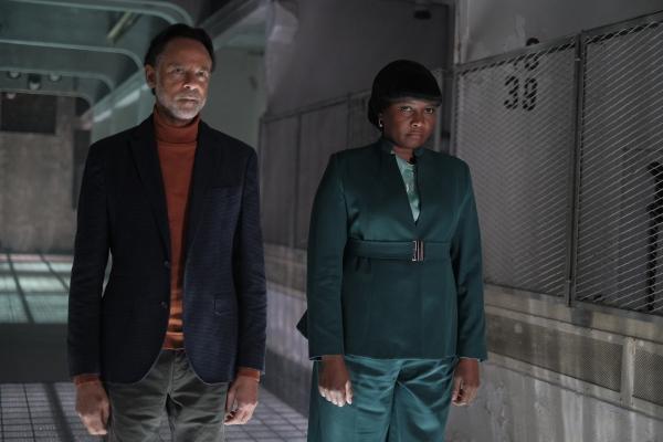 Bild 1 von 3: Dr. Howson (Alexander Siddig) und Miss Miriam (Sarah Niles) fürchten weitere Angriffe - und setzen alles daran, die Bewohner vor dem nächsten Outcast zu schützen.