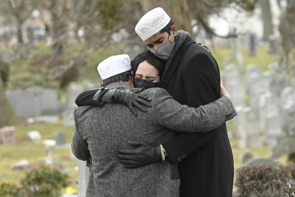 Bild 1 von 7: (v.l.n.r.) Taj (Aryaan Arora); Isabella Colón (Yara Martinez); Arin (Michael Maliakel)