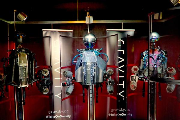 Bild 1 von 7: Eine Sammlung verschiedener Raketenanzüge.