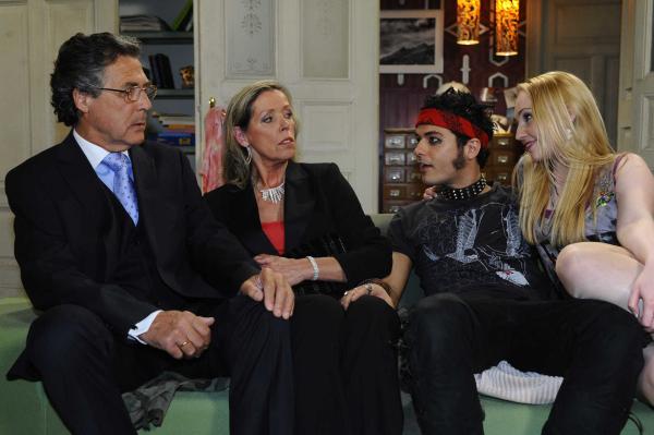 Bild 1 von 19: Mit seinem Auftreten schockiert Maik (Sebastian König, 2.v.r.) Barbaras (Anna Juliana Kletzmayr, r.) Eltern Arnold (Wolfgang Sieg, l.) und Verena Milton (Doris Sieg, 2.v.l.) ...