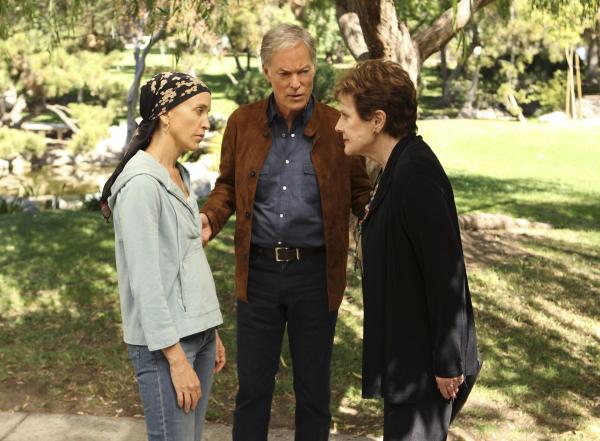 Bild 1 von 14: Während Lynette (Felicity Huffman, l.) ihre Mutter Stella (Polly Bergen, r.) und ihren Stiefvater Glen (Richard Chamberlain, M.) trifft, bekommt Gabrielle Besuch von der Polizei ...