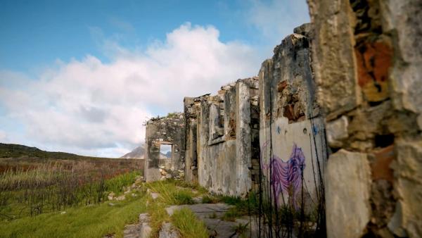 Bild 1 von 7: Damals Heimat, heute nur noch eine Ruine. Die Siedlung Red Hill, nahe Kapstadt, wurde während der Apartheid geräumt. Die schwarze Bevölkerung in Homelands vertrieben.
