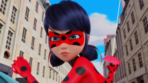 Bild 1 von 8: Eine mysteriöse, maskierte Fechterin fühlt sich bei einem Duell gegen Adrien erniedrigt. Kochend vor Wut, schnappt sie sich, verwandelt in das Akuma Riposte, ihren Säbel und fordert Revanche. Kann Ladybug die Verbrecherin schlagen und Adrien retten?