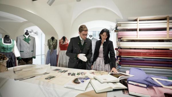 Bild 1 von 10: Im Bild: Simon Koiner-Graupp, Volkskultur Steiermark, und Anita Schmid, Steirisches Heimatwerk studieren alte Zeichnungen und Aquarelle.