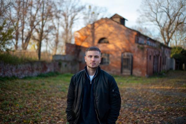 Bild 1 von 7: Der Schauspieler Jannik Schümann sucht nach Spuren des Jungapothekers Fritz Spangenberg, der im Zweiten Weltkrieg auf der Seite der Wehrmacht kämpfen musste.