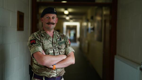 Bild 1 von 4: Sergeant Wright führt die Beurteilungsakten der Häftlinge, die Grundlage für die Entscheidung über deren Zukunft.