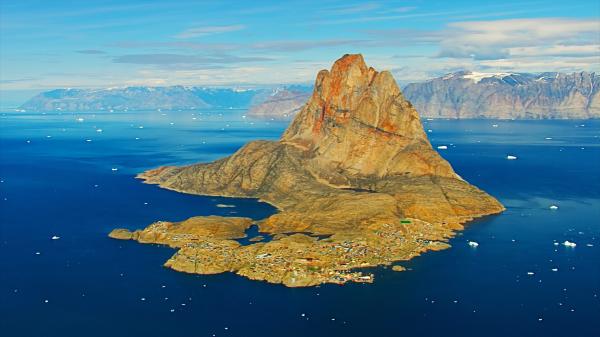 Bild 1 von 10: Der Felsen Uummannaq mit dem gleichnamigen Städtchen, in West-Grönland. Der Sage nach der Wohnsitz des Weihnachtsmannes