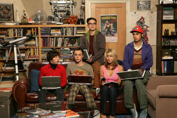 Bild 1 von 19: (1. Staffel) - Leonard (Johnny Galecki, M.) und Sheldon (Jim Parsons, 2.v.l.) sind brillante Physiker, die meist zusammen mit ihren Kumpels Rajesh (Kunal Nayyar, r.) und Howard (Simon Helberg, l.) in ihrem gemeinsamen Apartment abhängen und - natürlich nach einem festgelegten Plan - ihre Videogames pflegen. Einzig und allein Penny (Kaley Cuoco, 2.v.r.), die neue Nachbarin, schafft es hin und wieder für Abwechslung in ihrem Leben zu sorgen ...