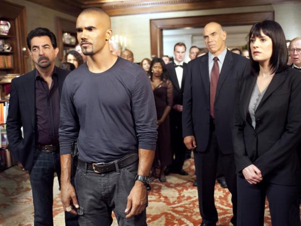 Bild 1 von 21: Ermitteln in einem neuen, nicht ganz leichten Fall: Morgan (Shemar Moore, 2.v.l.), Rossi (Joe Mantegna, l.), Prentiss (Paget Brewster , r.) und Bill Codwin (Greg Collins, 2.v.r.) ...