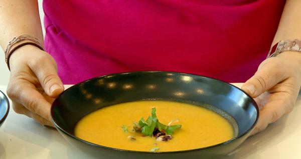 Bild 1 von 3: Intervallfasten, Saftkuren und Diäten in den unterschiedlichsten Variationen: Sie alle kommen mit zahlreichen Gesundheitsversprechen - und sind im Hype. Ursprünglich steht Fasten - eine Jahrtausende alte Praxis - für Heilung, Reinigung und spirituelle Erneuerung. Doch was steckt wirklich hinter den Mythen um das bewusste Verzichten? Kann Fasten tatsächlich Krankheiten vorbeugen, den Stoffwechsel ankurbeln und Körper sowie Geist regenerieren? Oder birgt es versteckte Risiken? Im Bild: Ursprünglich steht Fasten - eine Jahrtausende alte Praxis - für Heilung, Reinigung und spirituelle Erneuerung.