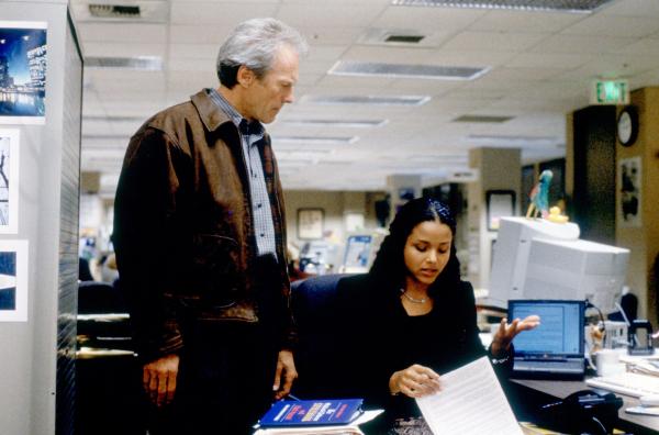 Bild 1 von 6: Als Sekretärin Jane (Sydney Tamiia Poitier) ihm den Beechum-Fall vorstellt, ahnt Journalist Steve Everett (Clint Eastwood), dass hinter dem Todesurteil mehr steckt.