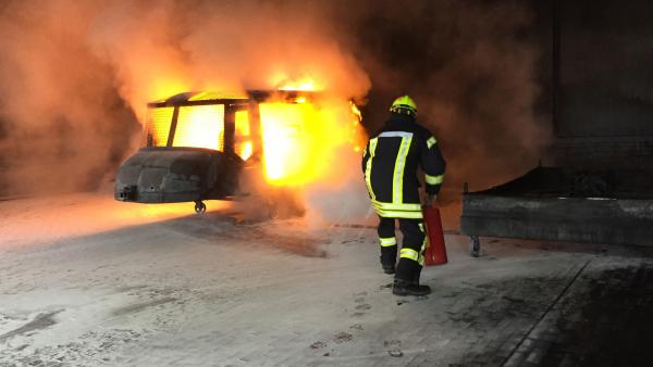 Bild 1 von 4: Das Training der Seenotretter ist hart: Offenes Feuer, Leckbekämpfung, Erste Hilfe an Bord - praktisch alle Szenarien werden durchgespielt.
