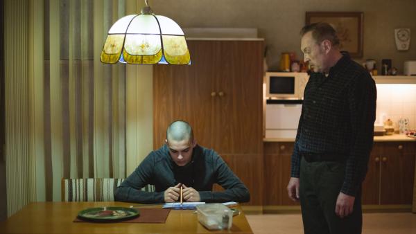 Bild 1 von 3: Simon Früwirth (Jakob), Josef Hader (Vater).
