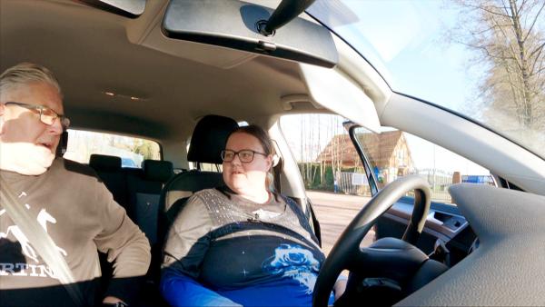 Bild 1 von 3: Sandra tritt zu einer weiteren Fahrstunde an