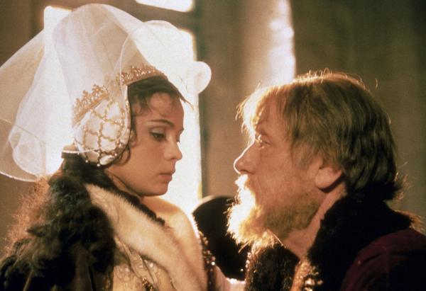 Bild 1 von 1: König Pravoslav (Karol Machata) unterhält sich mit seiner jüngsten Tochter, Prinzessin Maruschka (Libu?e ?afránková).