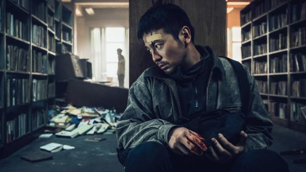 Bild 1 von 7: Guan Ning (Jiayin Lei) sucht verzweifelt seine entführte Tochter. In seinen Alpträumen sieht er eine mittelalterliche Fantasiewelt voller Magie, die scheinbar das reale Leben beeinflusst.