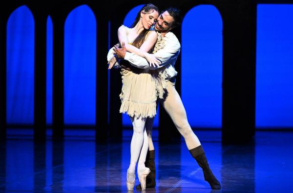 Bild 1 von 6: Entgegen der sozialen Normen der Zeit, versuchen Katharina (Elisa Badenes) und Petruchio (Jason Reill) als ebenbürtige Partner zueinander zu finden.